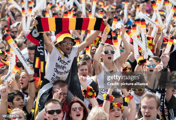 June 2018, Germany, Berlin: Crowds gather to watch Germany's World Cup game against South Korea and cheer for Germany. Photo: Bernd von Jutrczenka/dpa