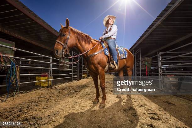 schöne cowgirl auf dem rücken der pferde - portrait hobby freizeit reiten stock-fotos und bilder