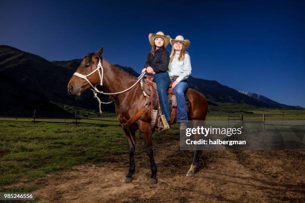 portrait de sourire cowgirls selle d’équitation - pantalon déquitation photos et images de collection