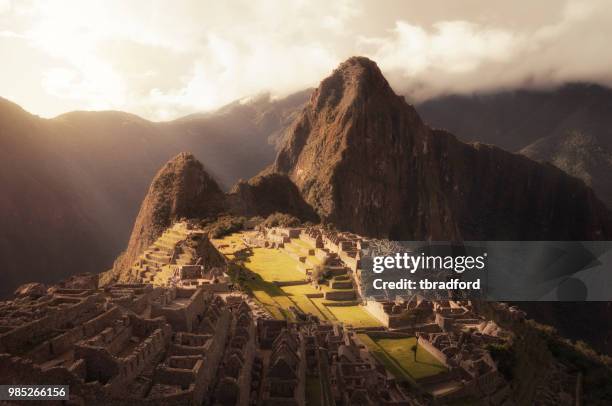 vista por do sol sobre a cidade inca de machu picchu no peru - ruínas incas de machu picchu - fotografias e filmes do acervo
