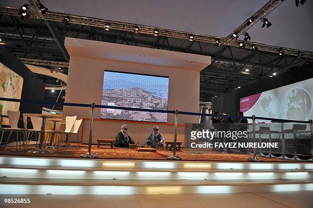 Picture taken on April 18, 2010 shows people waiting during the 'Exhibition on Liquefied Natural Gaz' at the convention centre of Oran, on April 18,...