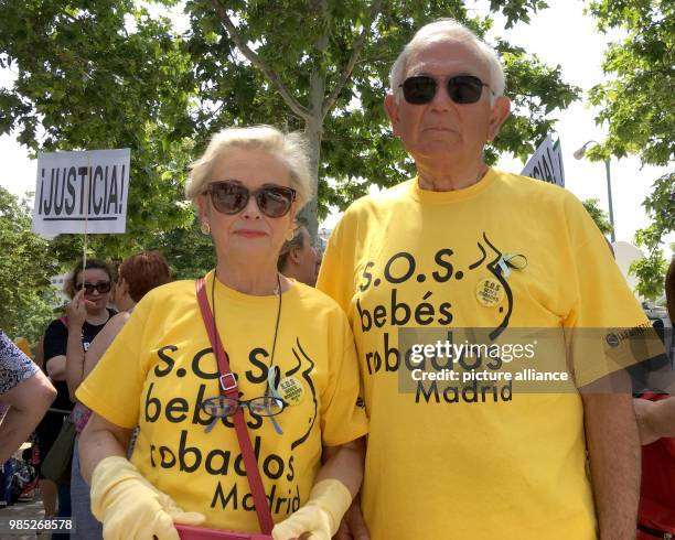 June 2018, Spain, Madrid: Fuencisla Gomez and husband Fernando take part in a demonstration on the outskirts of the trial about the decades-long baby...