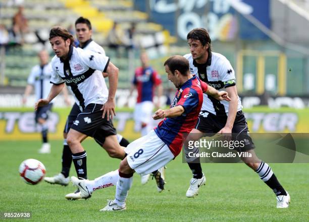 Rodrigo Palacio of Genoa CFC scores the opening goal during the Serie A match between Parma FC and Genoa CFC at Stadio Ennio Tardini on April 18,...