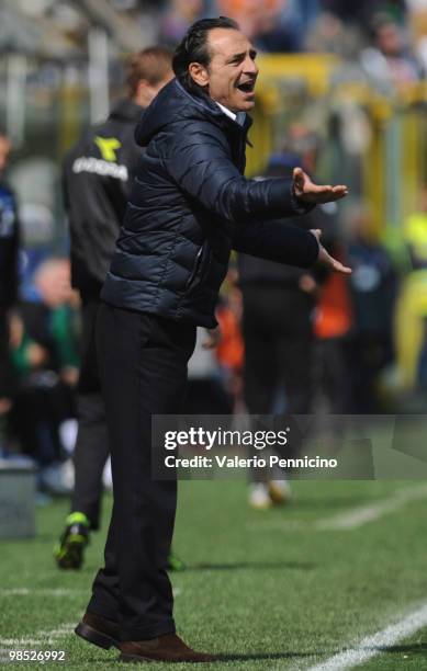 Fiorentina's head coach Cesare Prandelli issues instructions during the Serie A match between Atalanta BC and ACF Fiorentina at Stadio Atleti Azzurri...