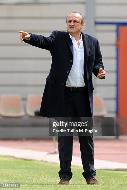 Head coach Delio Rossi of Palermo issues instructions during the Serie A match between Cagliari Calcio and US Citta di Palermo at Stadio Sant'Elia on...