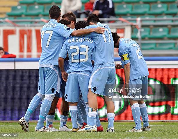 Napoli player'scelebrate Ezequiel Lavezzi's opening goal during the Serie A match between AS Bari and SSC Napoli at Stadio San Nicola on April 18,...