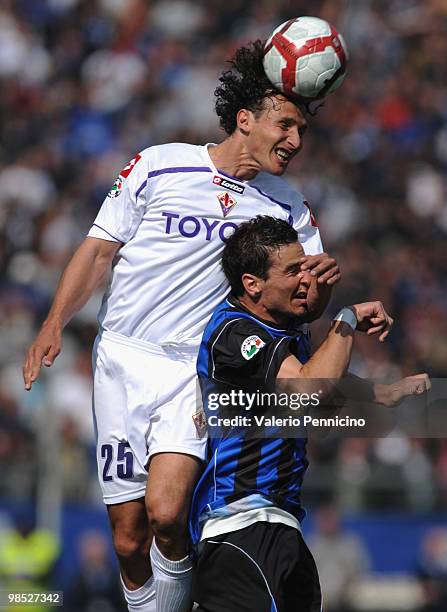 Simone Padoin of Atalanta BC clashes with Gianluca Comotto of ACF Fiorentina during the Serie A match between Atalanta BC and ACF Fiorentina at...