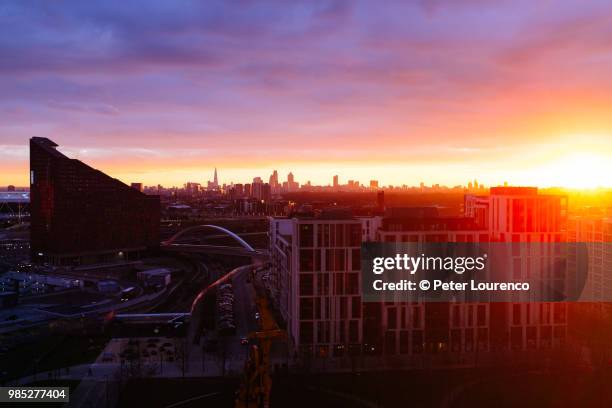 beautiful sunset over london - peter lourenco stockfoto's en -beelden