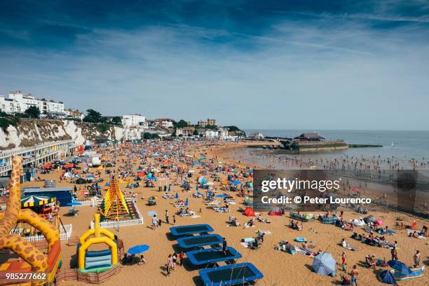 a busy day at viking bay beach in broadstairs. - kent foto e immagini stock