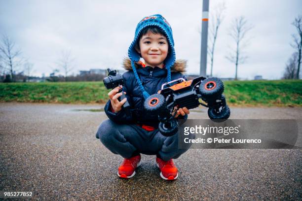 young boy and his remote controlled car - remote controlled car stockfoto's en -beelden
