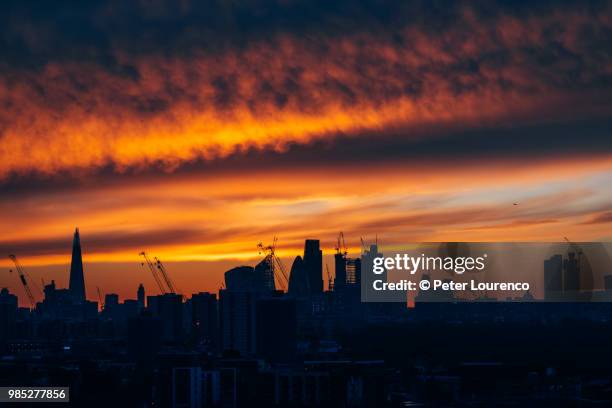 orange sunset over london - peter lourenco stock-fotos und bilder