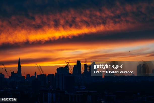 orange sunset over london - peter lourenco stockfoto's en -beelden