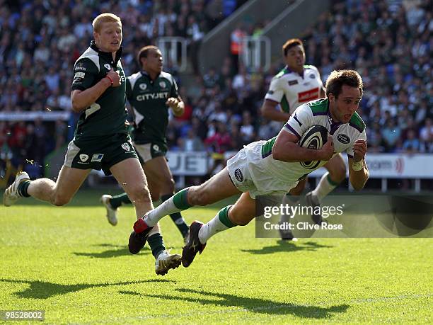 Jon Goodridge of Leeds Carnegie scores a breakaway try during the Guinness Premiership match between London Irish and Leeds Carnegie at the Madejski...