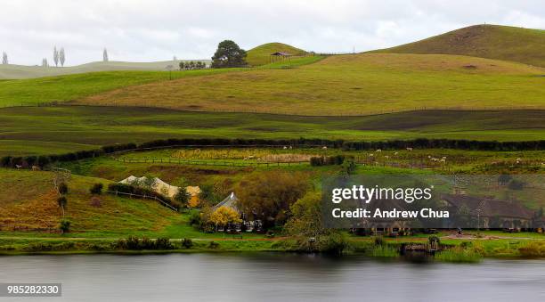 the hobbit's village - le hobbit fotografías e imágenes de stock