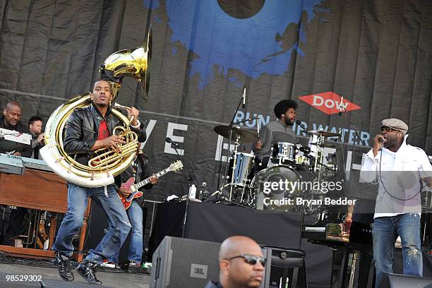 Tuba Gooding Jr., ?uestlove and Black Thought of The Roots perform onstage at the Dow Live Earth Run for Water at Prospect Park on April 18, 2010 in...