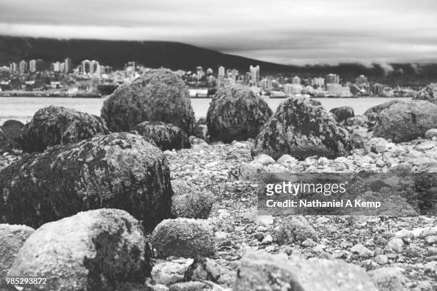 rocks and the city - van city - vancouver canada - las vegas pho - vancouver summer stock-fotos und bilder