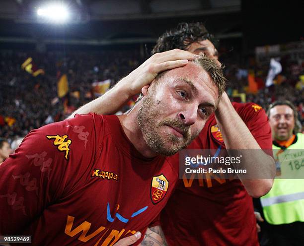 Daniele De Rossi of AS Roma celebrates victory after the Serie A match between SS Lazio and AS Roma at Stadio Olimpico on April 18, 2010 in Rome,...