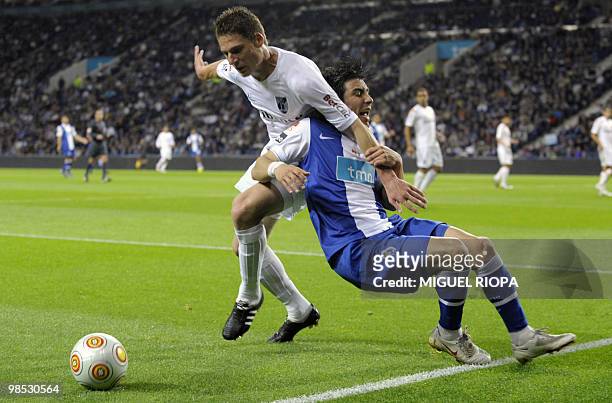 Porto´s defender from Uruguay Jorge Fucile vies with Vitoria SC's Brazilian midfielder Renan Fernandes during their Portuguese first league football...