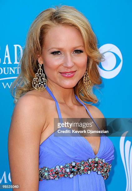 Musician Jewel arrives for the 45th Annual Academy of Country Music Awards at the MGM Grand Garden Arena on April 18, 2010 in Las Vegas, Nevada.