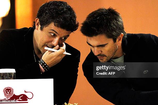 Spanish singer Alejandro Sanz and Colombia's juanes talk during a press conference April 18, 2010 in Santo Domingo, to publicize the charity concert...