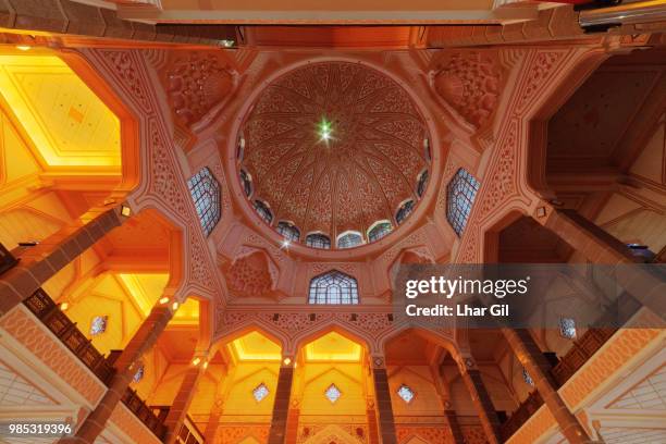 inside the masjid putra - lhar gil stockfoto's en -beelden