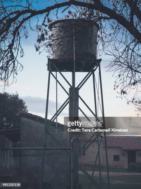 countryside waterdeposit - water tower storage tank - fotografias e filmes do acervo