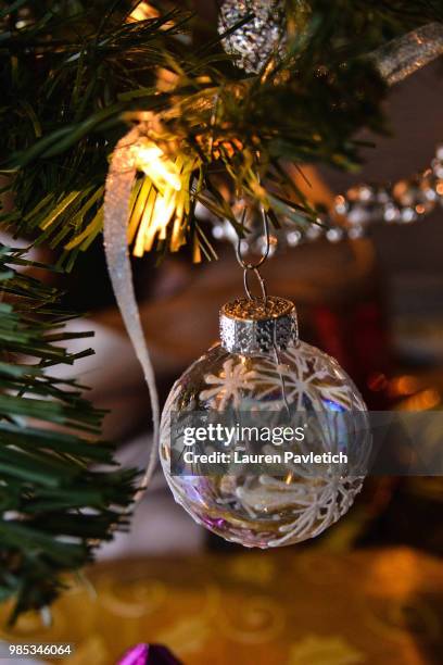 crystal clear - crystal christmas tree ornaments fotografías e imágenes de stock