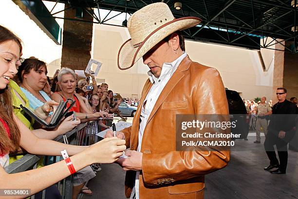 Jason Aldean arrives for the 45th Annual Academy of Country Music Awards at the MGM Grand Garden Arena on April 18, 2010 in Las Vegas, Nevada.