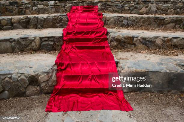 stone steps draped in red silk fabric - 臨時 個照片及圖片檔