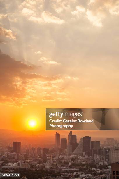 the sun sets over mexico city - geraint rowland 個照片及圖片檔