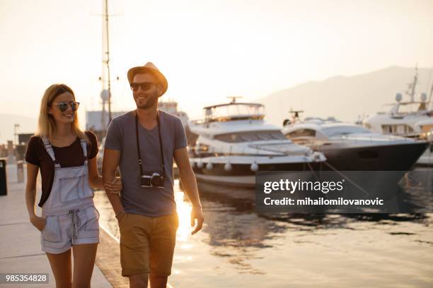 couple au port d’yacht - mihailomilovanovic photos et images de collection