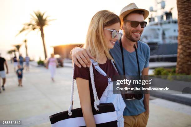 beau jeune couple sur vacances d’été - mihailomilovanovic photos et images de collection