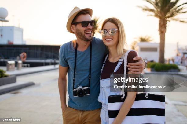 couple jeune touriste un port - mihailomilovanovic photos et images de collection