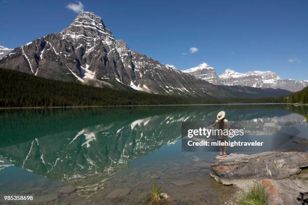 frau wanderungen erkundet wasservögel see mount chephren banff nationalpark alberta kanada - see lake waterfowl stock-fotos und bilder