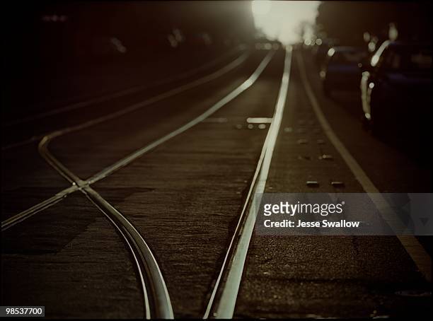 receding tram tracks - linha do elétrico imagens e fotografias de stock