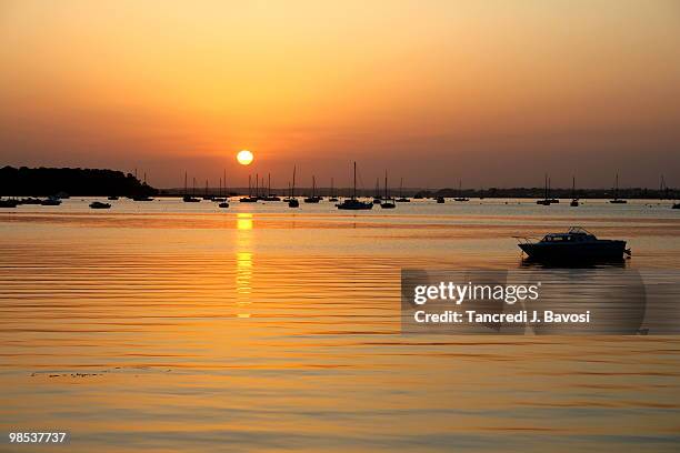 sandbanks sunset - sandbanks stockfoto's en -beelden