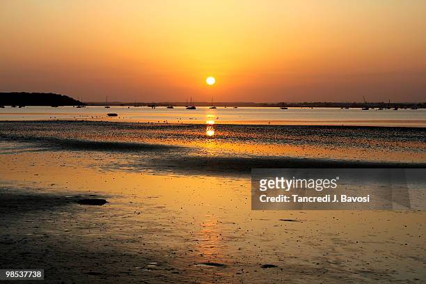 sandbanks sunset - sandbanks stockfoto's en -beelden