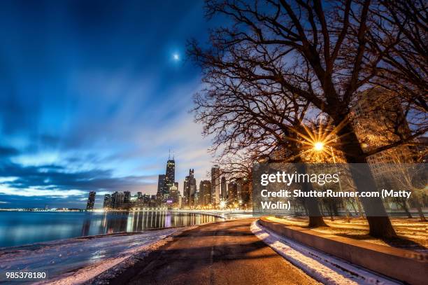 chicago skyline from the lake shore path at night - chicago illinois landscape stock pictures, royalty-free photos & images