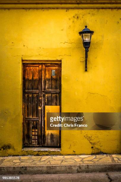 puerta contra pared amarilla sancristobal - puerta entrada - fotografias e filmes do acervo