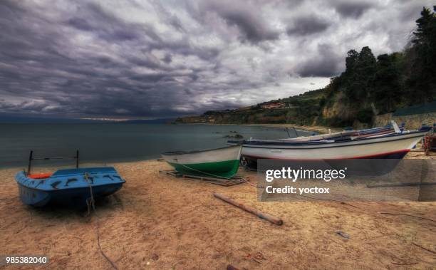 barche in spiaggia - hdr - spiaggia stock pictures, royalty-free photos & images