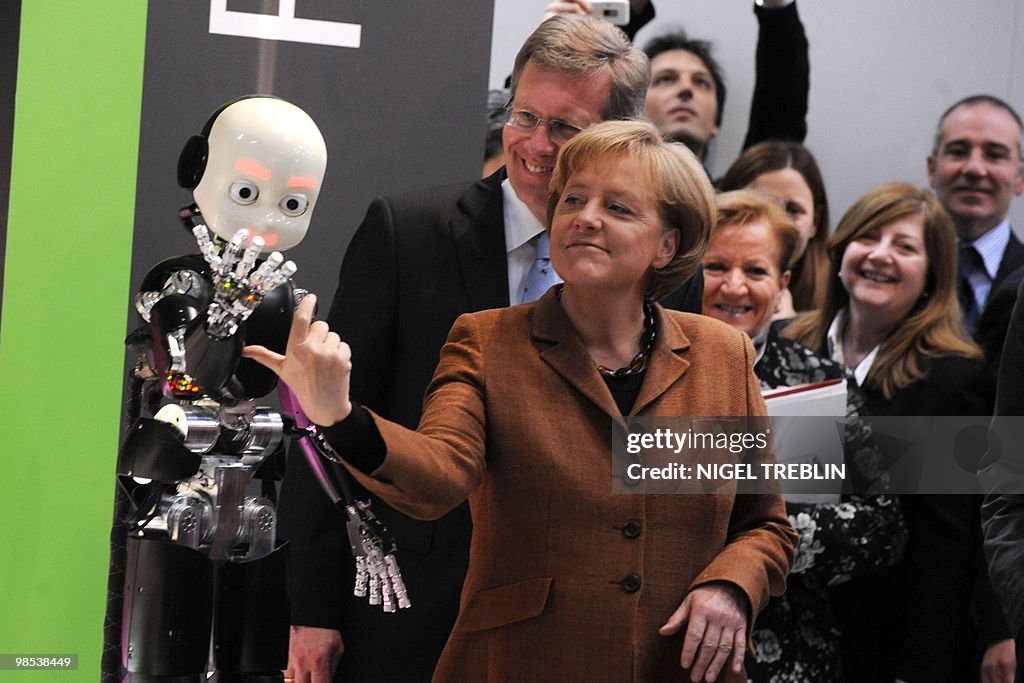 Lower Saxony Premier Christian Wulff (L)