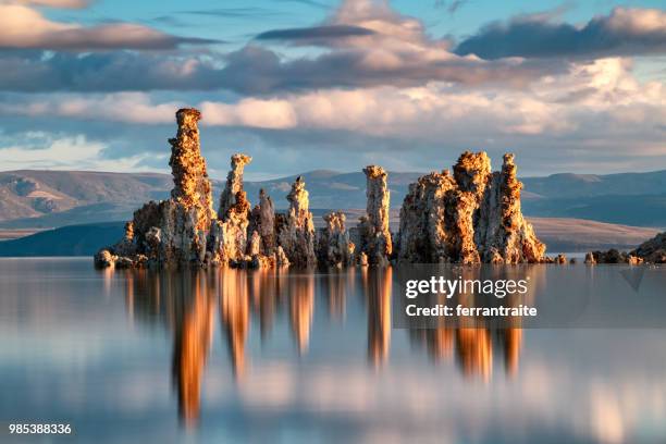 mono lake tufa-reservat - californian sierra nevada stock-fotos und bilder