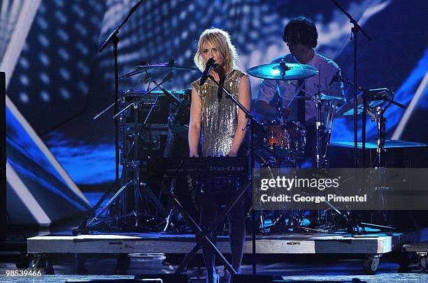 Metrik Singer 2,515 Emily Haines Of Metric Stock Photos, High-Res Pictures, and ...
