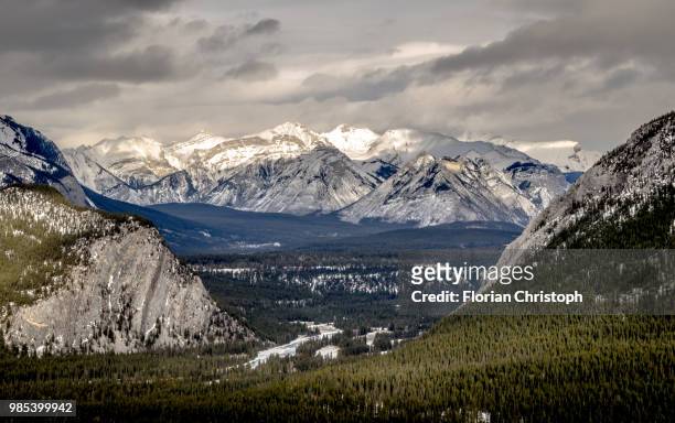canadian rocky mountains, sulphur mountain - sulphur mountain fotografías e imágenes de stock