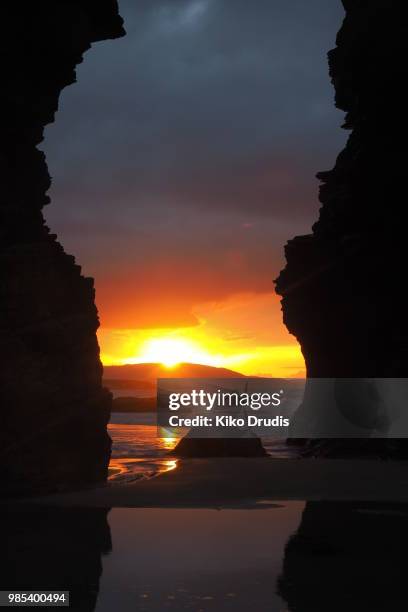 puesta de sol en la playa de las catedrales - puesta de sol - fotografias e filmes do acervo