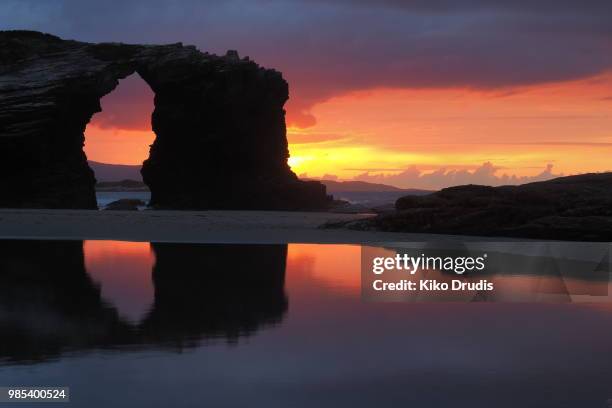 puesta de sol en la playa de las catedrales - puesta de sol - fotografias e filmes do acervo