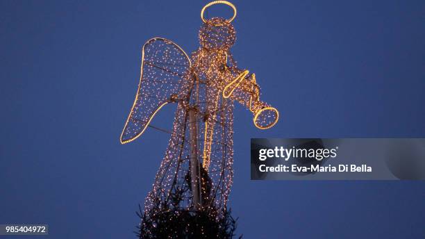 engel auf dem christbaum, weihnachtsmarkt in dortmund - christbaum stock pictures, royalty-free photos & images