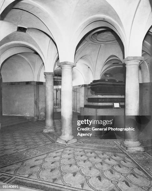 The sarcophagus of English naval officer Horatio Nelson in the Crypt of St Paul's Cathedral, London, circa 1925. It was originally made for Cardinal...