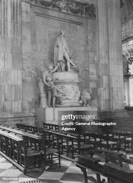 Memorial to English naval officer Horatio Nelson in St Paul's Cathedral, London, circa 1930. The statue is the work of John Flaxman, who began work...