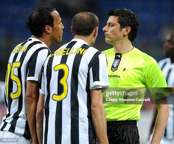 Jonathan Zebina and Giorgio Chiellini talk with the referee Antonio Damato during the Serie A match between FC Internazionale Milano and Juventus FC...